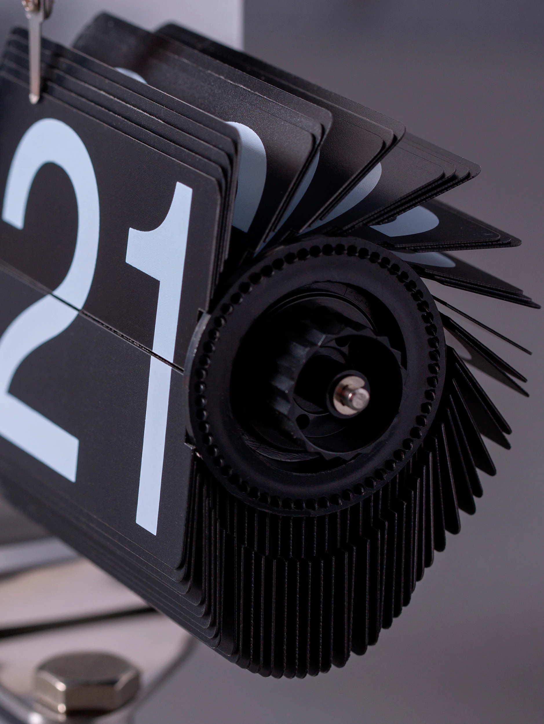Перекидные часы FlipClock Robo Black (21×8×16 см)