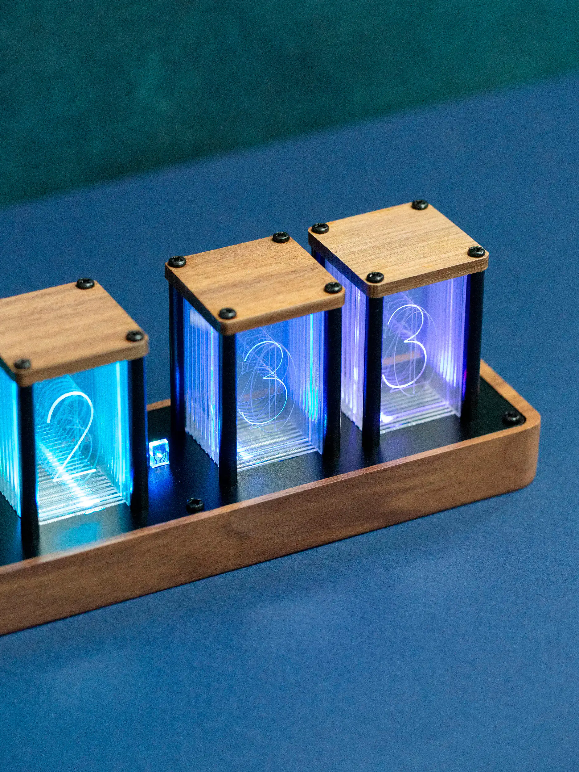 Настольные светящиеся RGB ретро-часы (21,6x7,5х6 см)