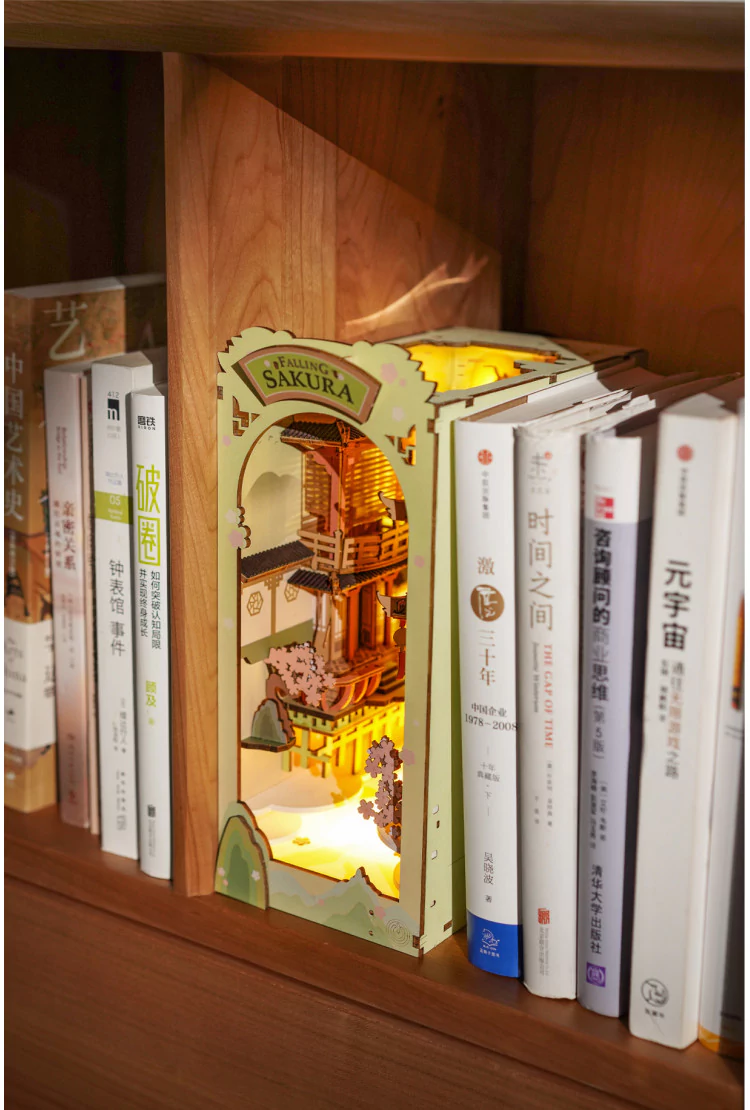 Деревянный конструктор - вставка на полку Опадающая сакура Robotime Falling Sakura Book Nook
