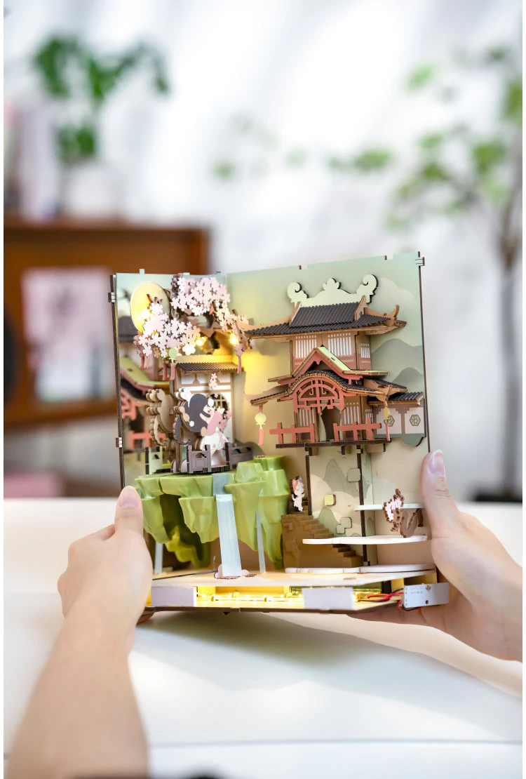 Деревянный конструктор - вставка на полку Опадающая сакура Robotime Falling Sakura Book Nook